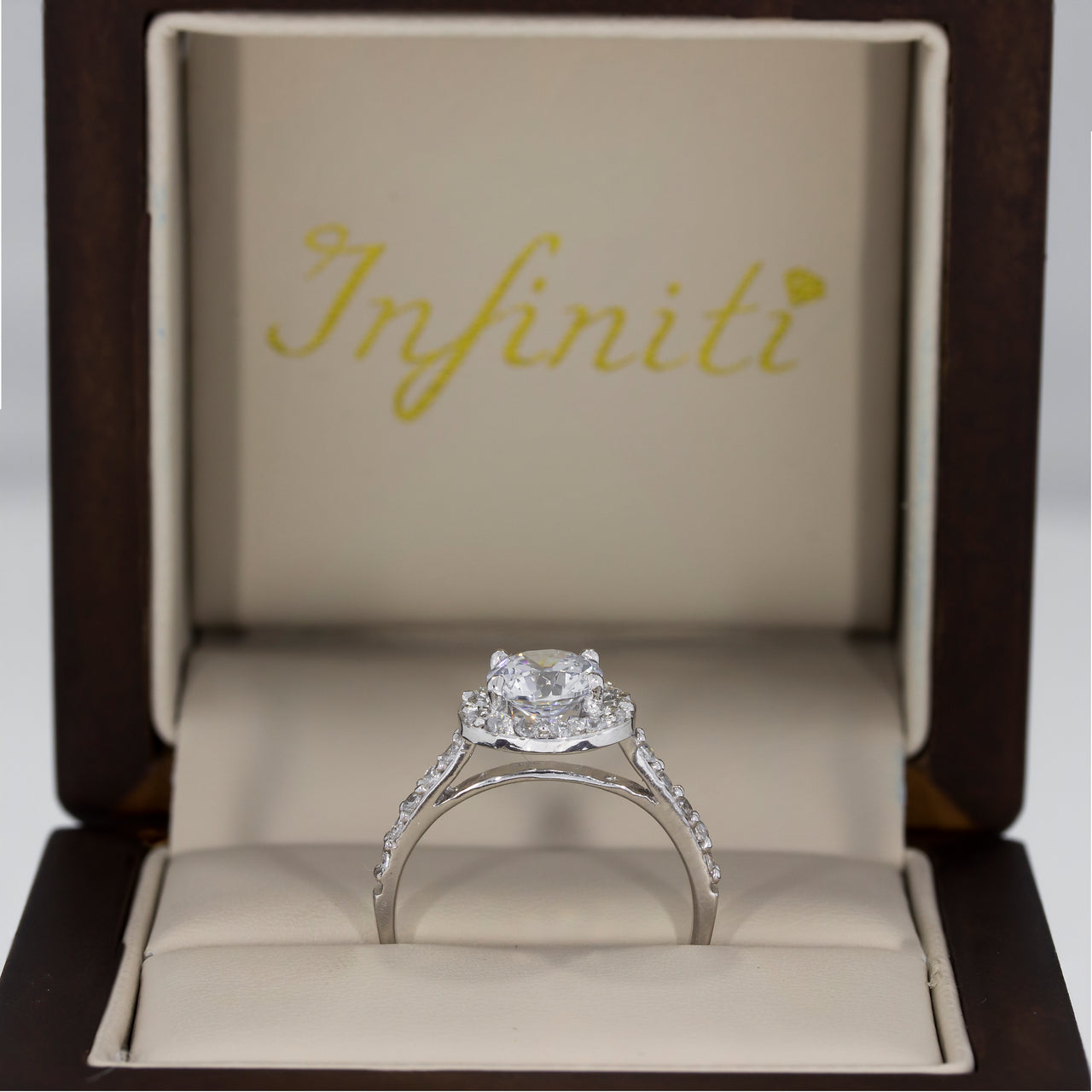 Anillo Oro Blanco 10k, Halo con Zirconia Central de 6.30 mm