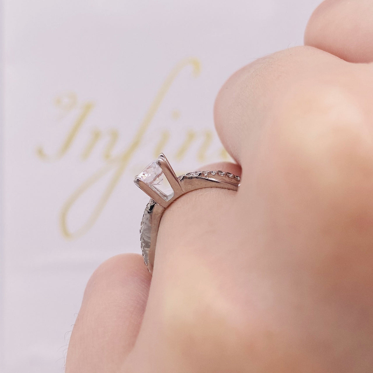 Anillo Oro Blanco 10k, Zirconia Central de 5 mm - Infiniti Joyas