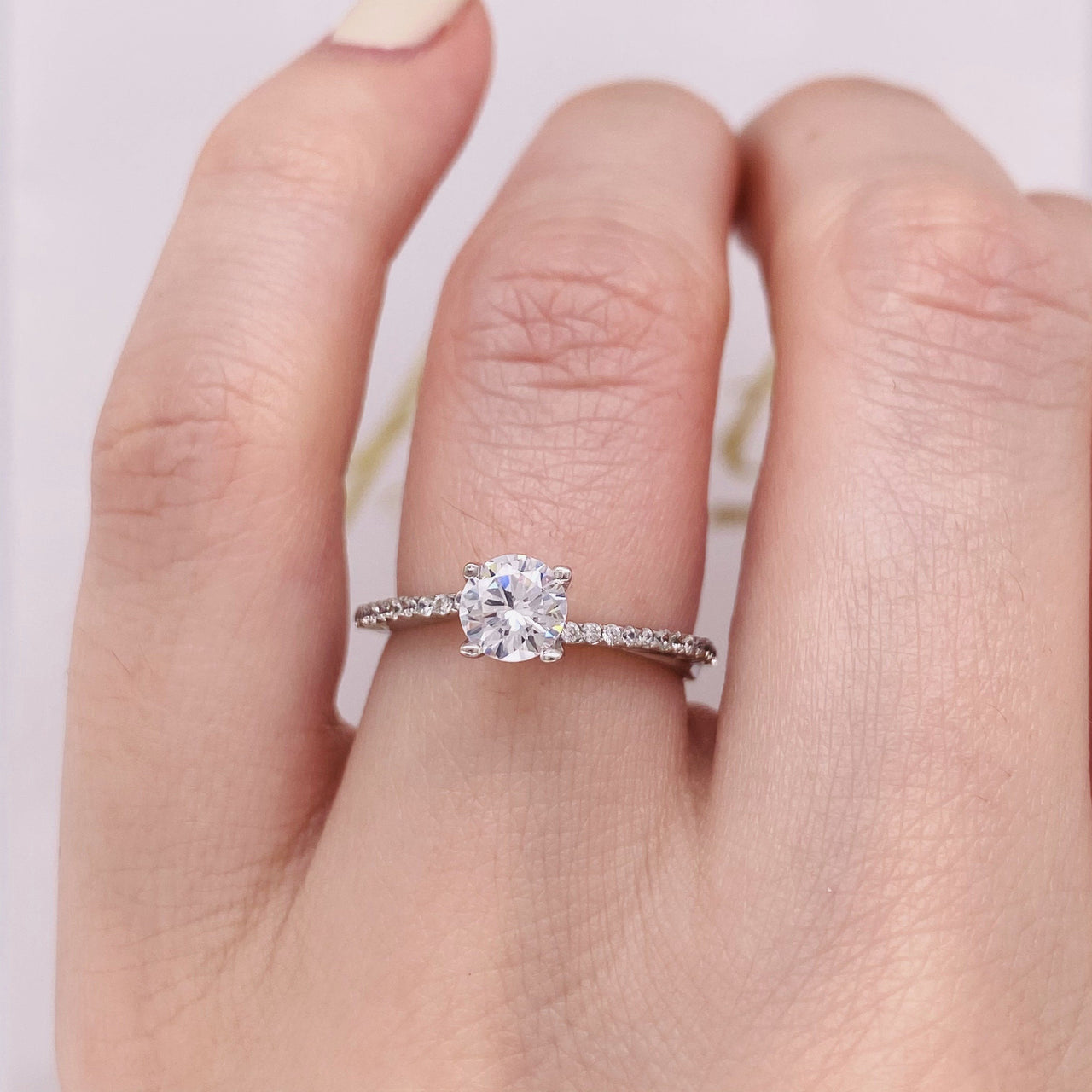 Anillo Oro Blanco 10k, Zirconia Central de 5 mm - Infiniti Joyas
