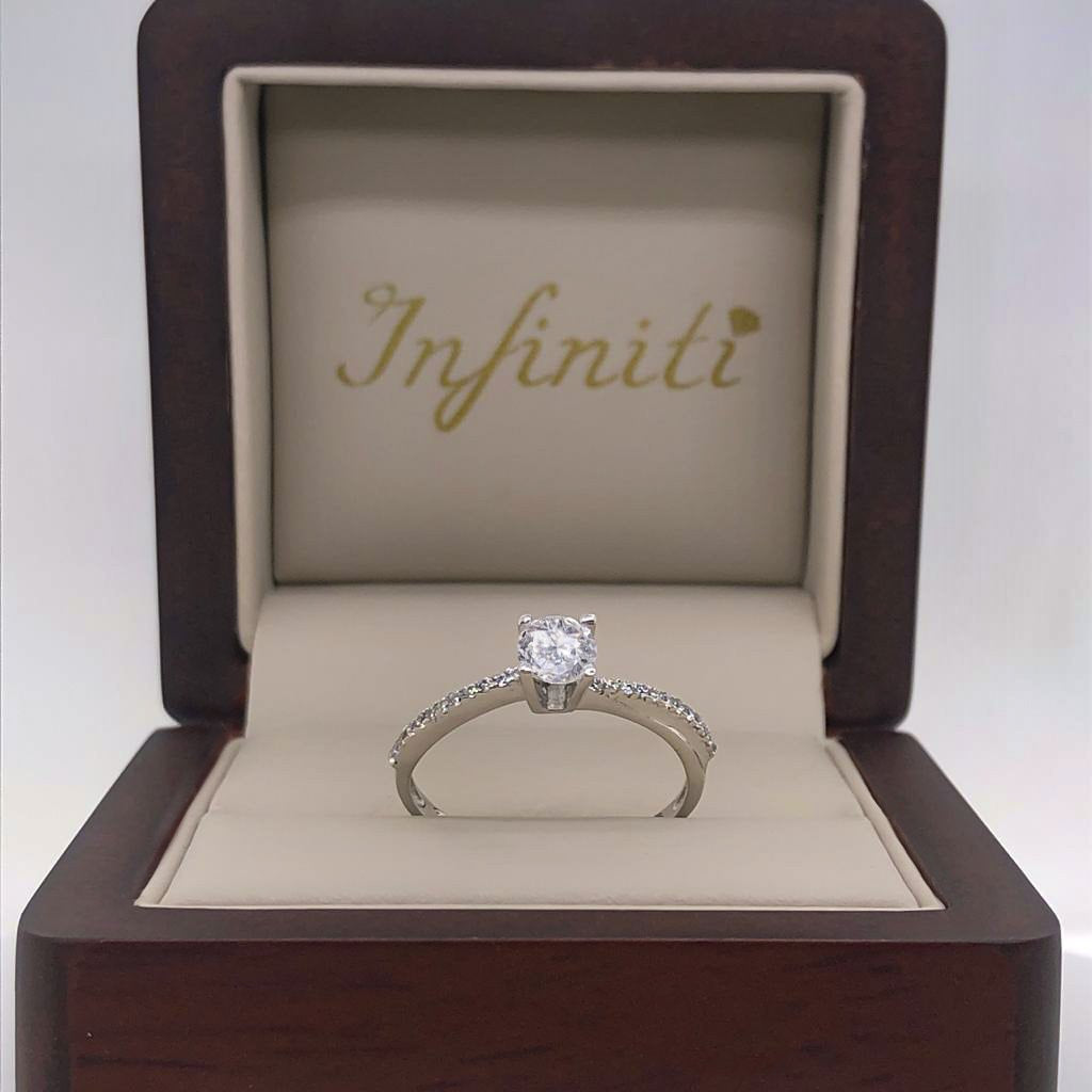 Anillo Oro Blanco 10k, Zirconia Central de 5 mm - Infiniti Joyas