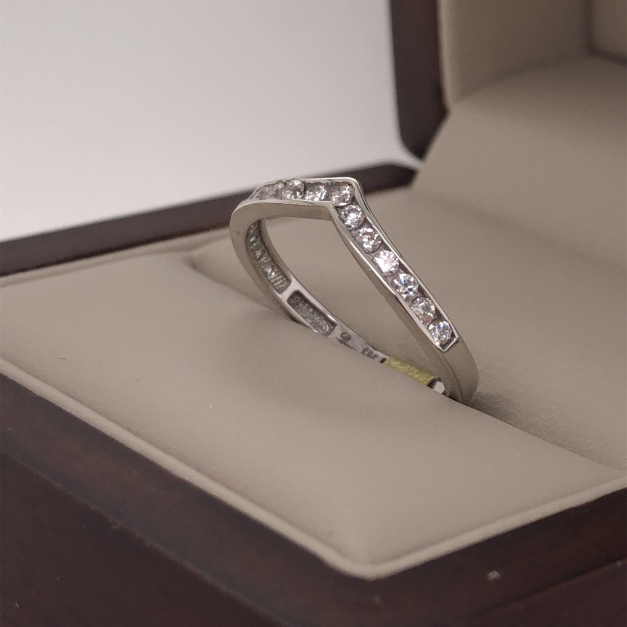Churumbela Oro Blanco 14k, Estilo Canal Pico, Zirconias 1 mm - Infiniti Joyas