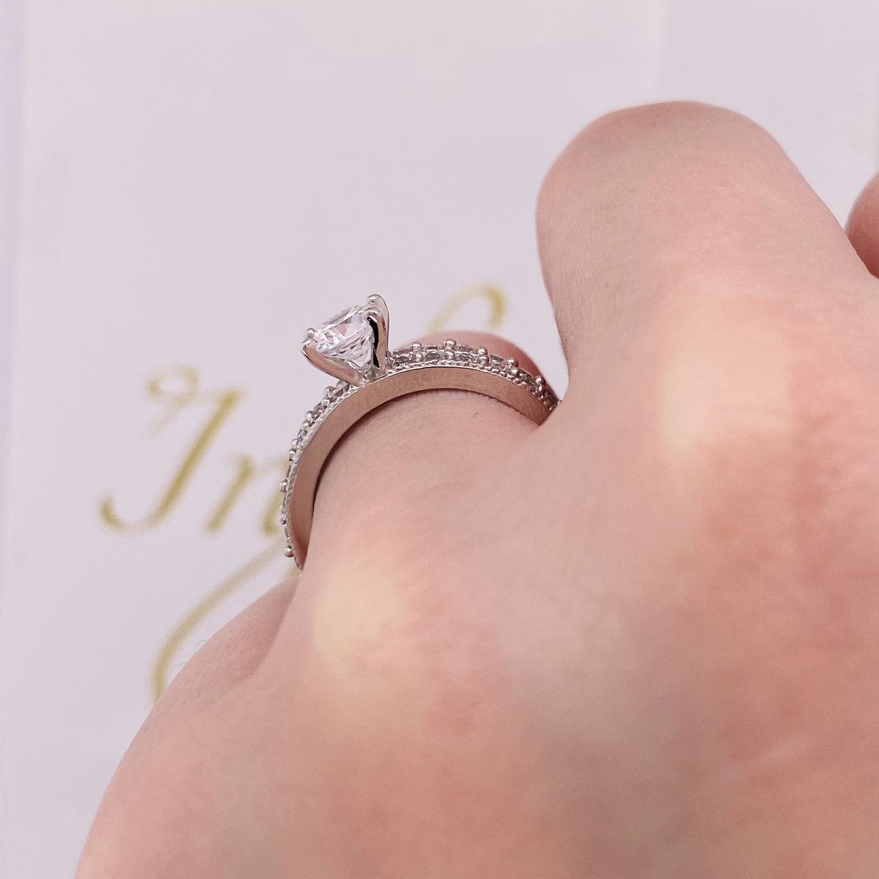 Alianza Oro Blanco 10k, Zirconia Central de 5 mm, Laterales y Churumbela de 1 mm - Infiniti Joyas