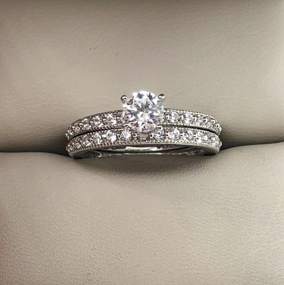 Alianza Oro Blanco 10k, Zirconia Central de 5 mm, Laterales y Churumbela de 1 mm - Infiniti Joyas