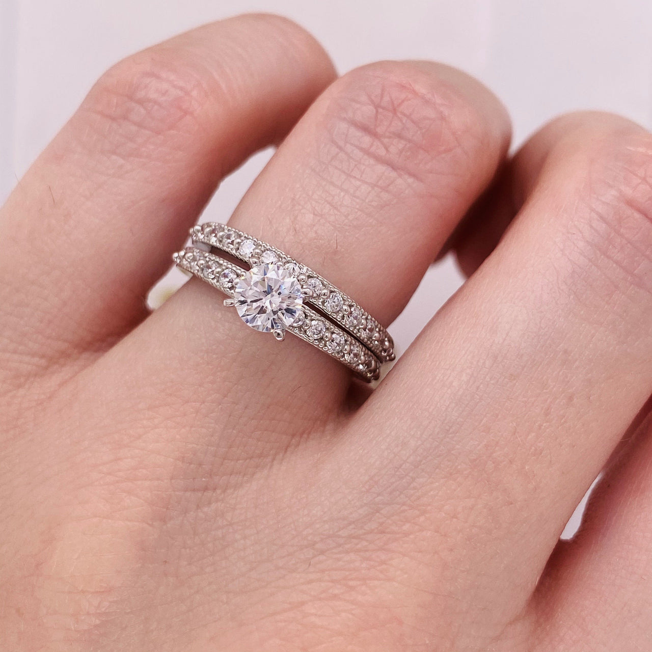 Alianza Oro Blanco 10k, Zirconia Central de 5 mm, Laterales y Churumbela de 1 mm - Infiniti Joyas