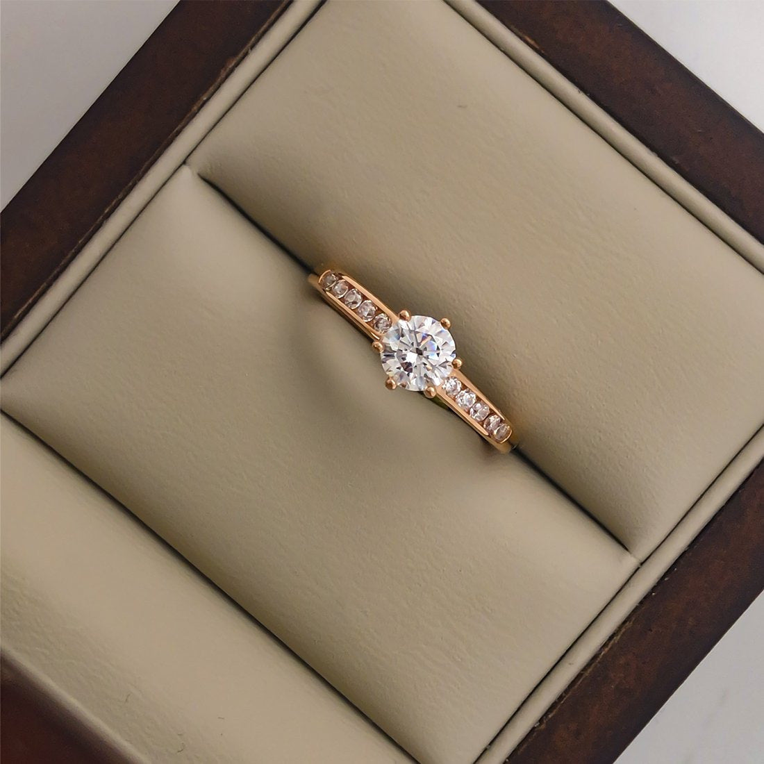 Anillo Oro Rosa 14k, Zirconia Central 5 mm con Laterales de 1 mm - Infiniti Joyas
