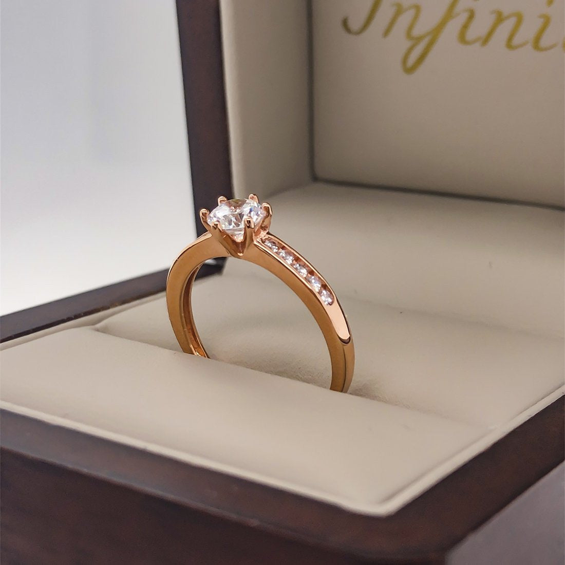 Anillo Oro Rosa 14k, Zirconia Central 5 mm con Laterales de 1 mm - Infiniti Joyas