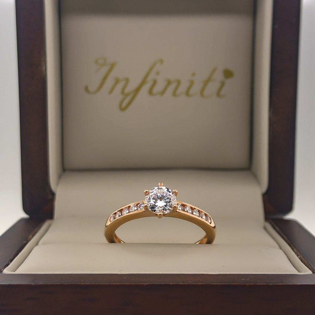Anillo Oro Rosa 14k, Zirconia Central 5 mm con Laterales de 1 mm - Infiniti Joyas