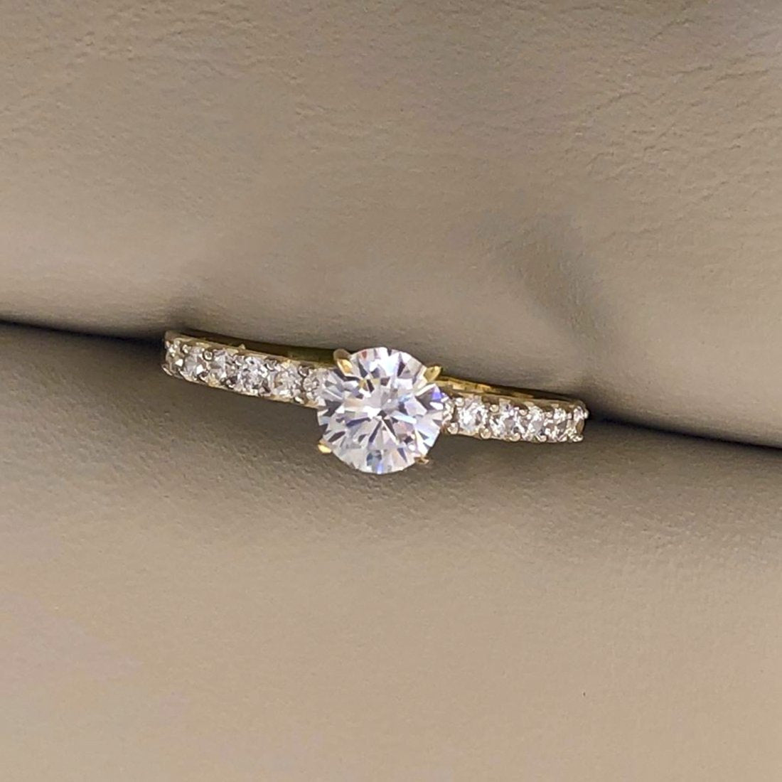 Anillo Oro 14k, Estilo Pavé, Zirconia Centro 5 mm - Infiniti Joyas