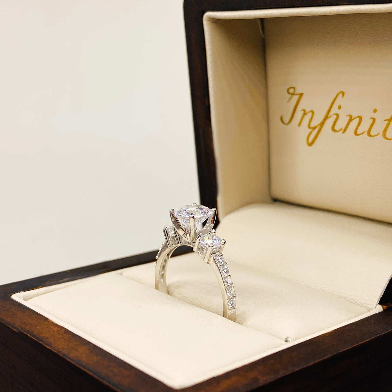 Anillo Oro Blanco 14k - Estilo Tres Piedras, Zirconia Central 6.80 mm