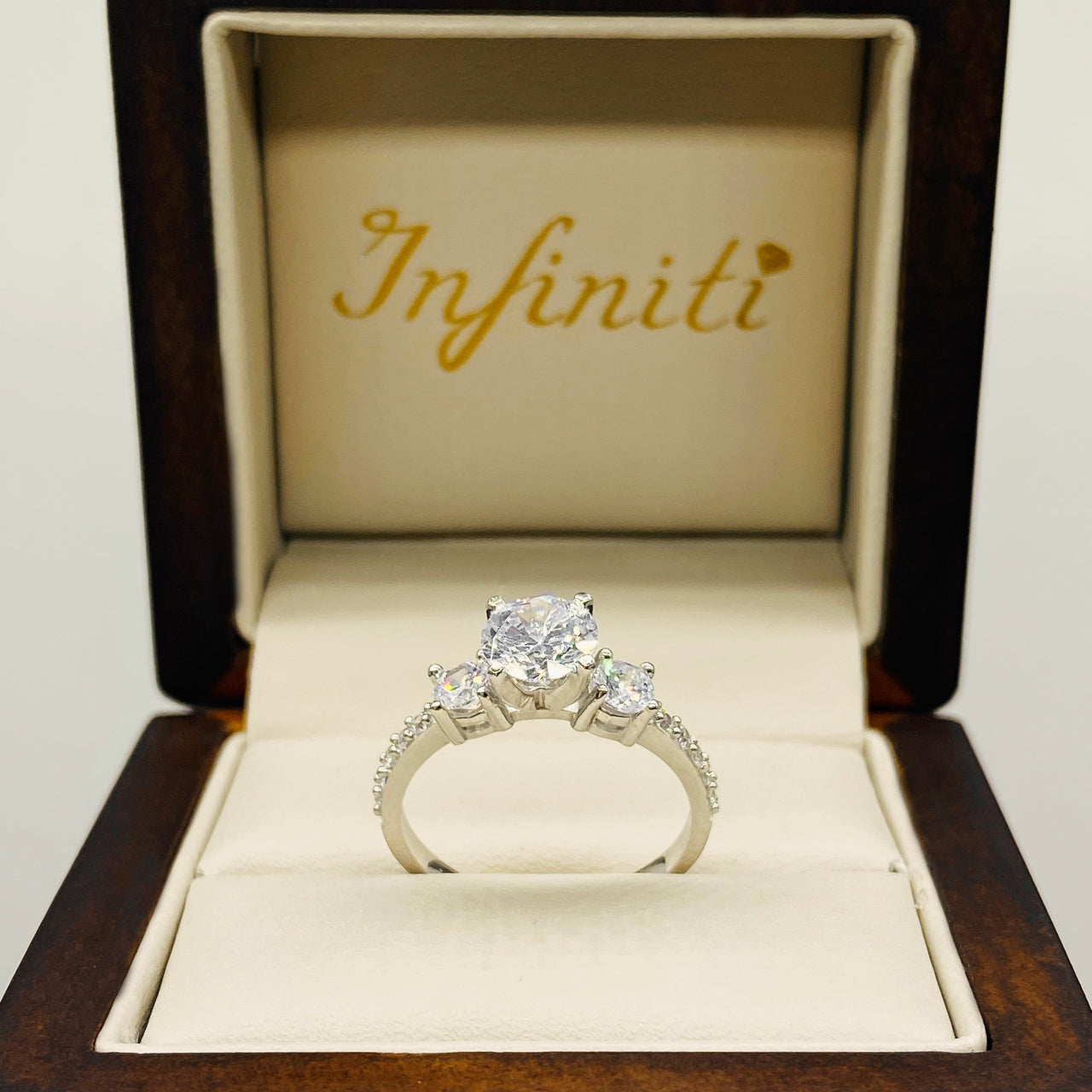 Anillo Oro Blanco 14k - Estilo Tres Piedras, Zirconia Central 6.80 mm