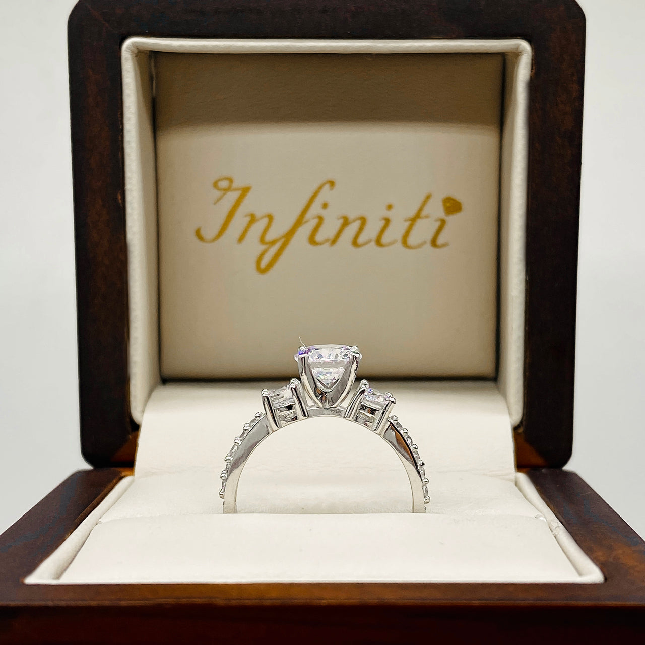 Anillo Oro Blanco 14k - Estilo Tres Piedras, Zirconia Central 6.80 mm
