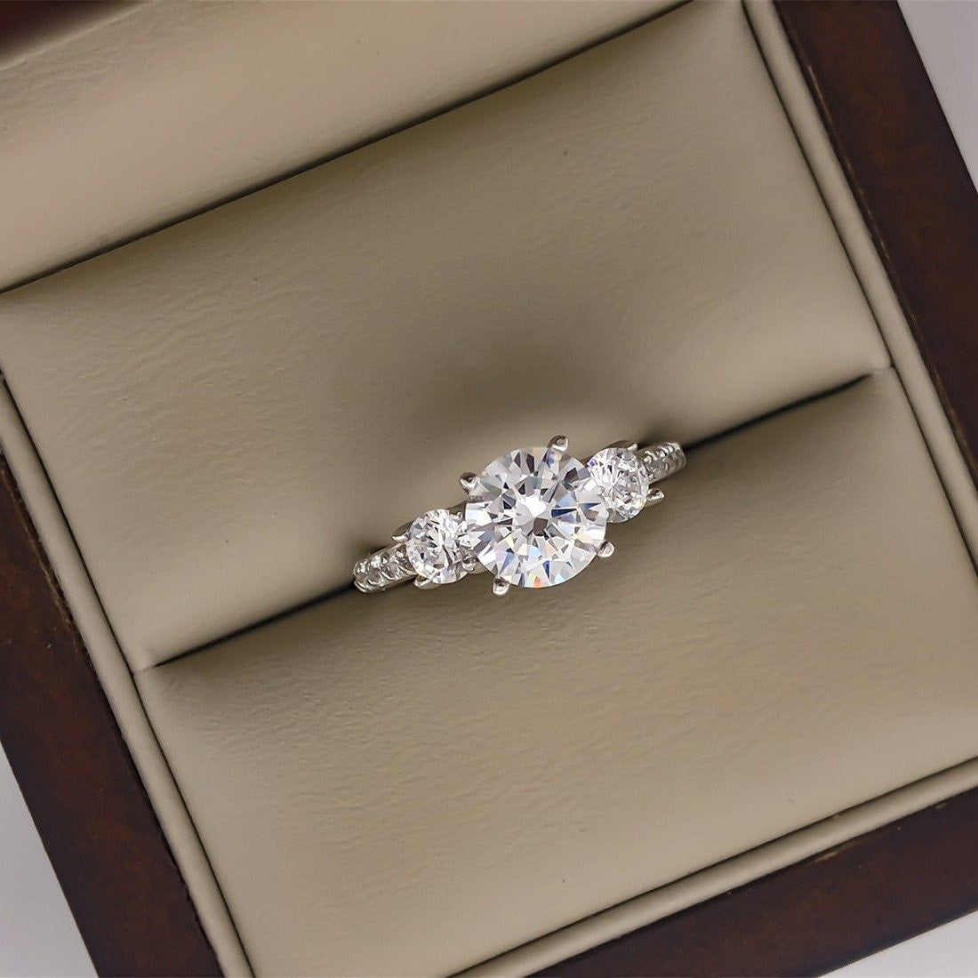 Anillo Oro Blanco 14k, Estilo Tres Piedras, Zirconia Central 6.80 mm, Laterales 1 mm - Infiniti Joyas
