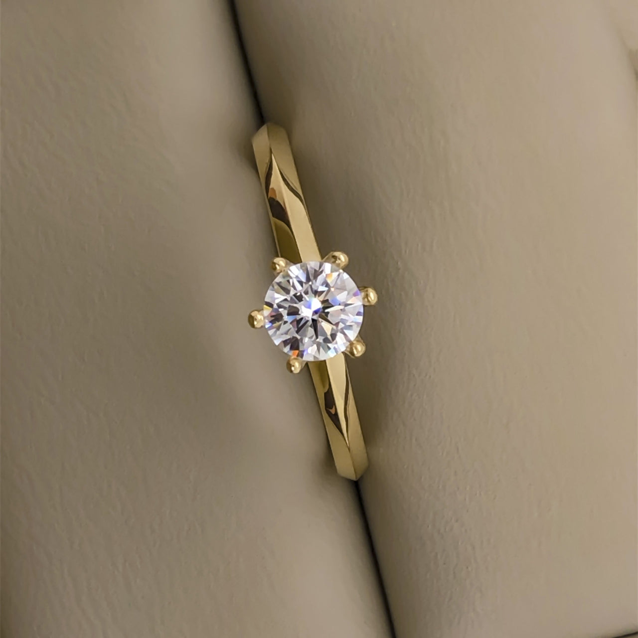 Anillo Oro 10k, Estilo Dos Aguas, Zirconia de 5 mm - Infiniti Joyas