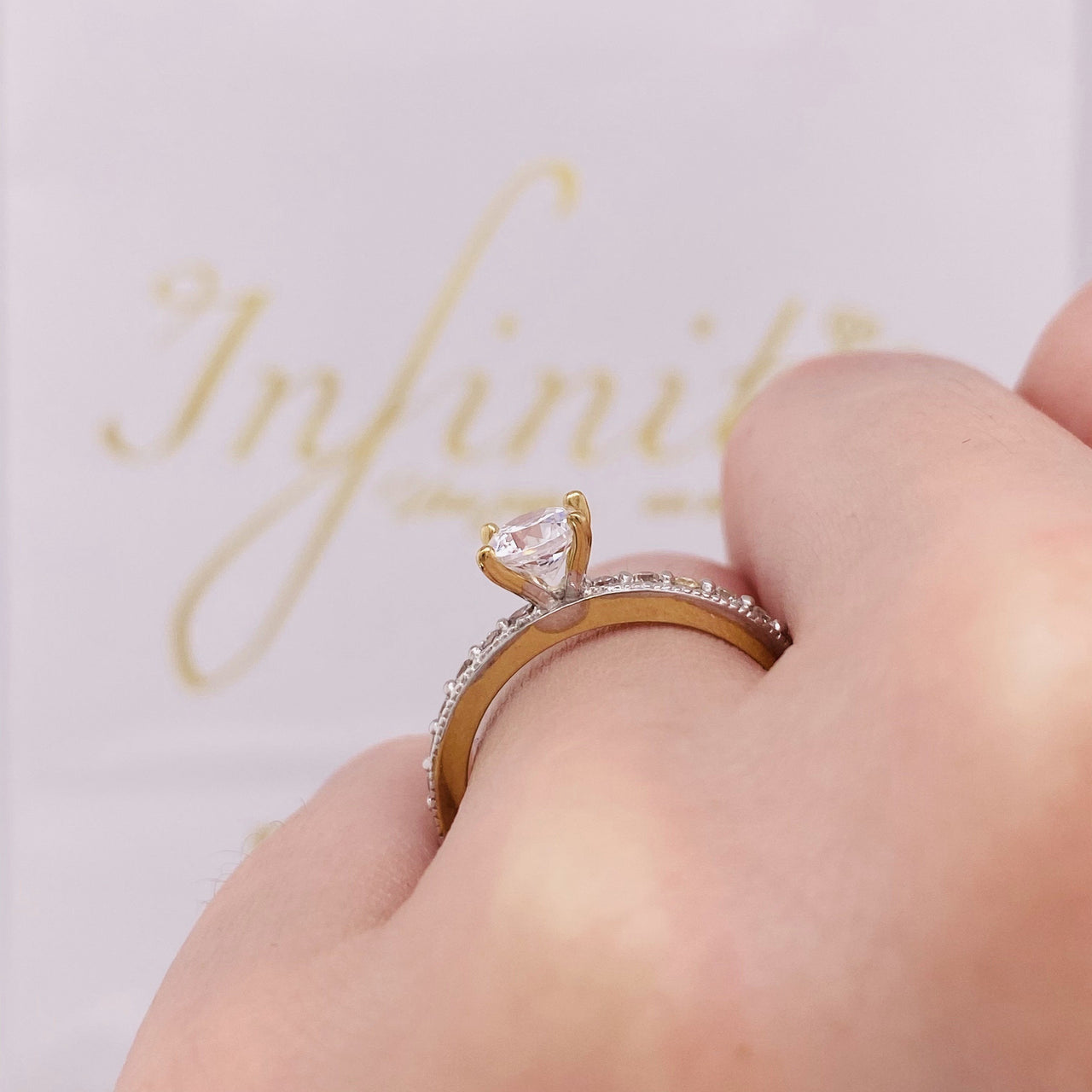 Anillo Oro 10k, Zirconia Central de 5 mm - Infiniti Joyas
