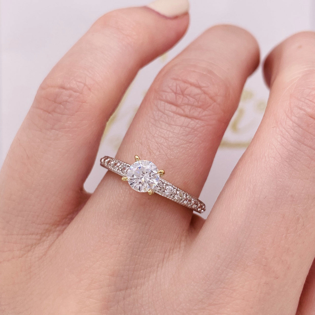 Anillo Oro 10k, Zirconia Central de 5 mm - Infiniti Joyas