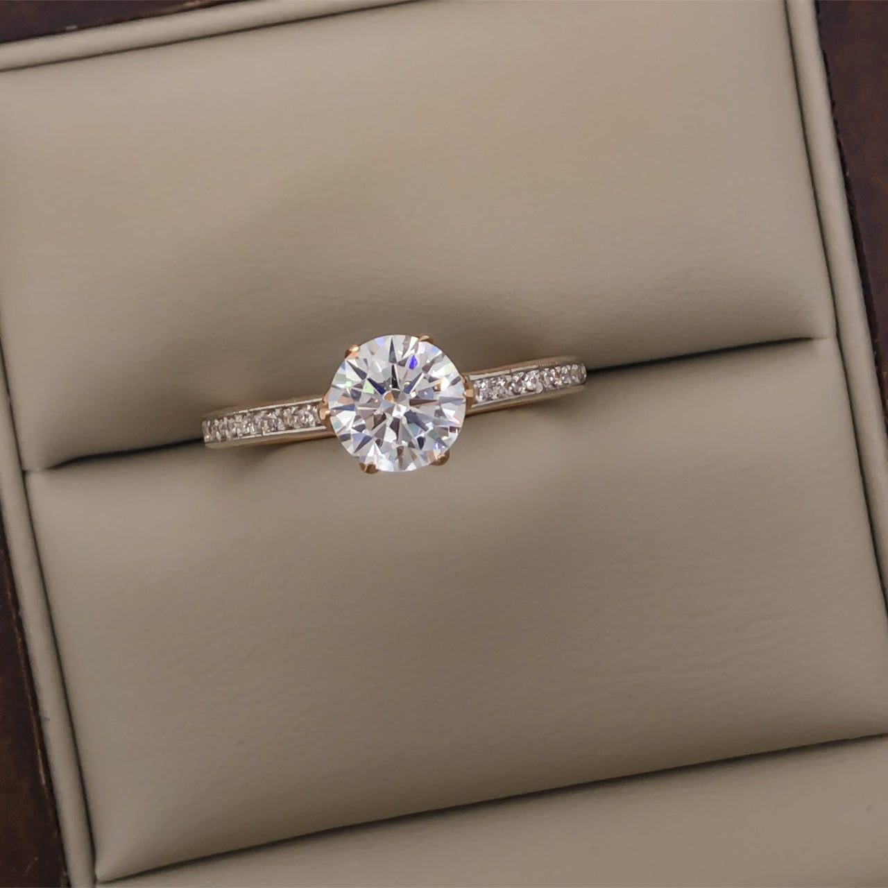 Anillo Oro Rosa 14k, Pavé Zirconia Central 6.5 mm - Infiniti Joyas
