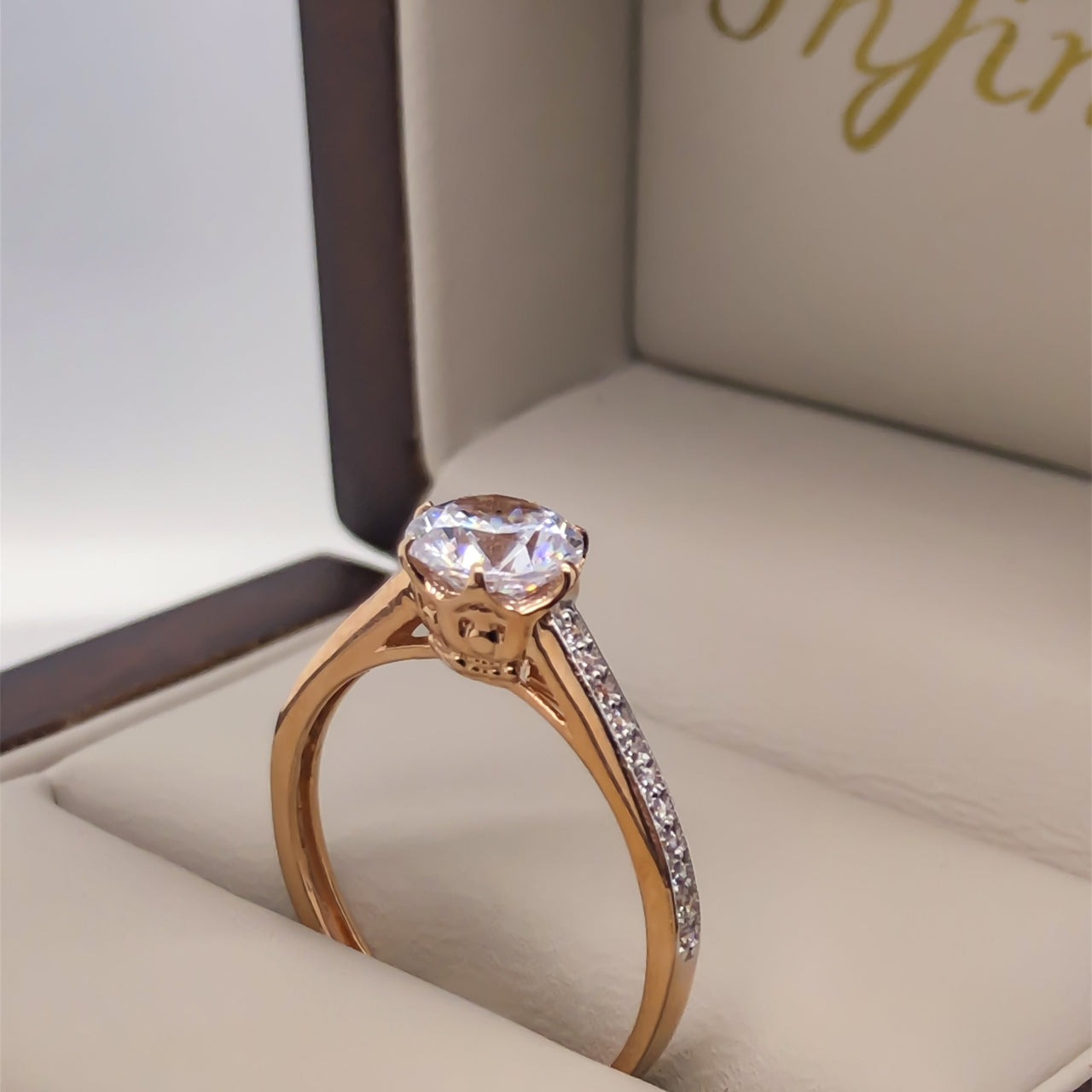 Anillo Oro Rosa 14k, Pavé Zirconia Central 6.5 mm - Infiniti Joyas