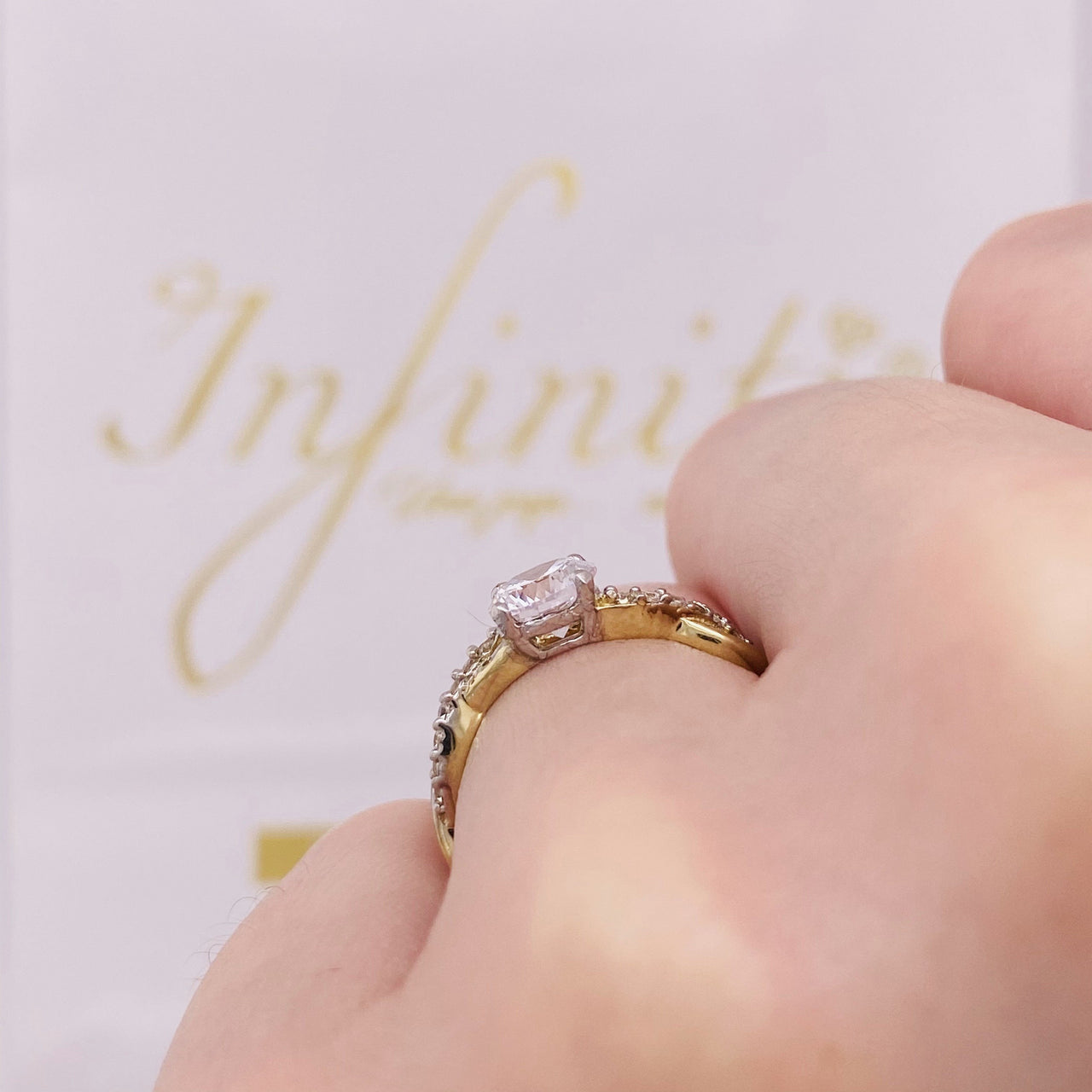 Anillo Oro 10k, Trenzado con Zirconia Central de 5.5 mm - Infiniti Joyas
