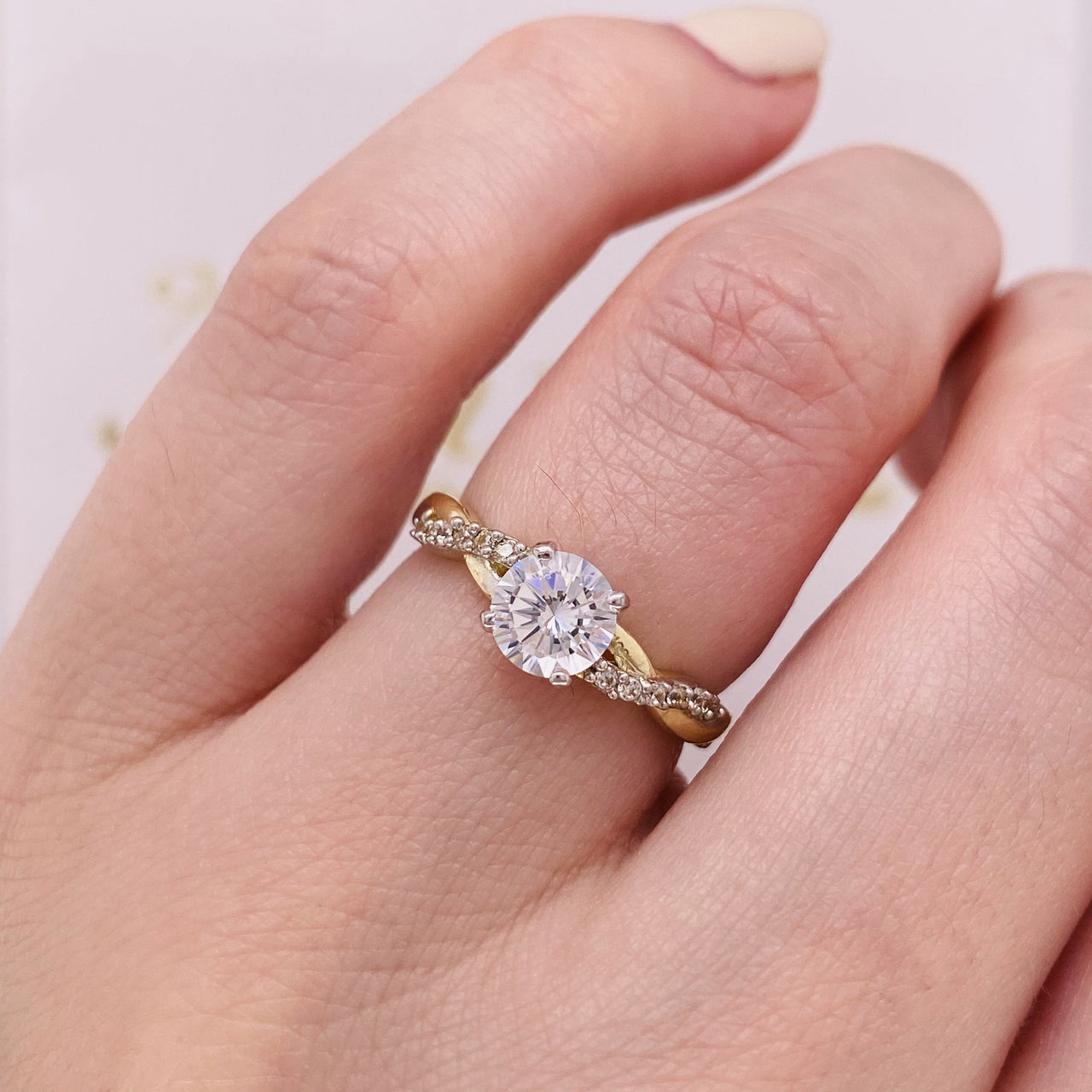 Anillo Oro 10k, Trenzado con Zirconia Central de 5.5 mm - Infiniti Joyas