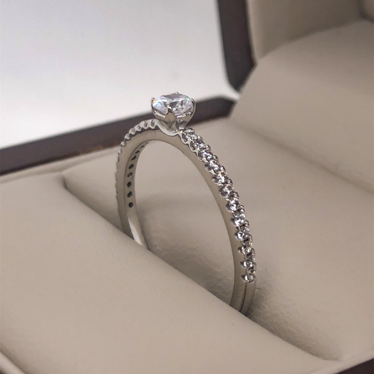 Anillo Oro Blanco 14k, Pavé con Zirconia Central 3.50 mm - Infiniti Joyas
