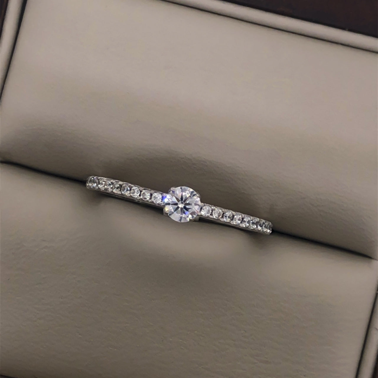 Anillo Oro Blanco 14k, Pavé con Zirconia Central 3.50 mm - Infiniti Joyas