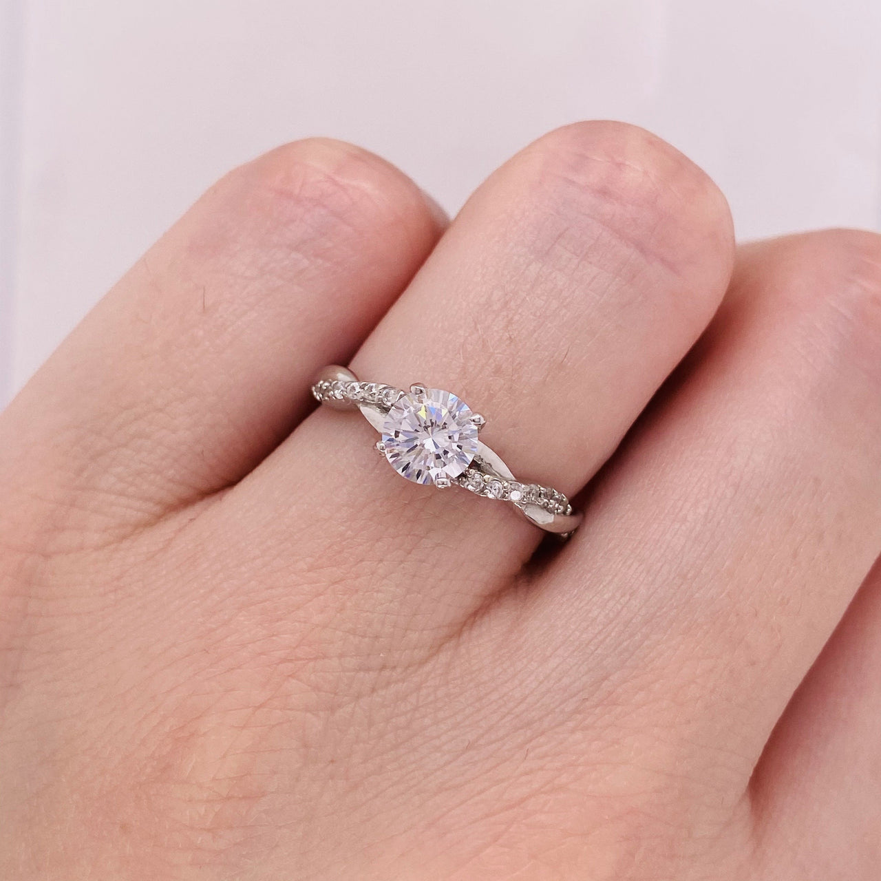 Anillo Oro Blanco 10k, Trenzado con Zirconia Central de 5.50 mm - Infiniti Joyas