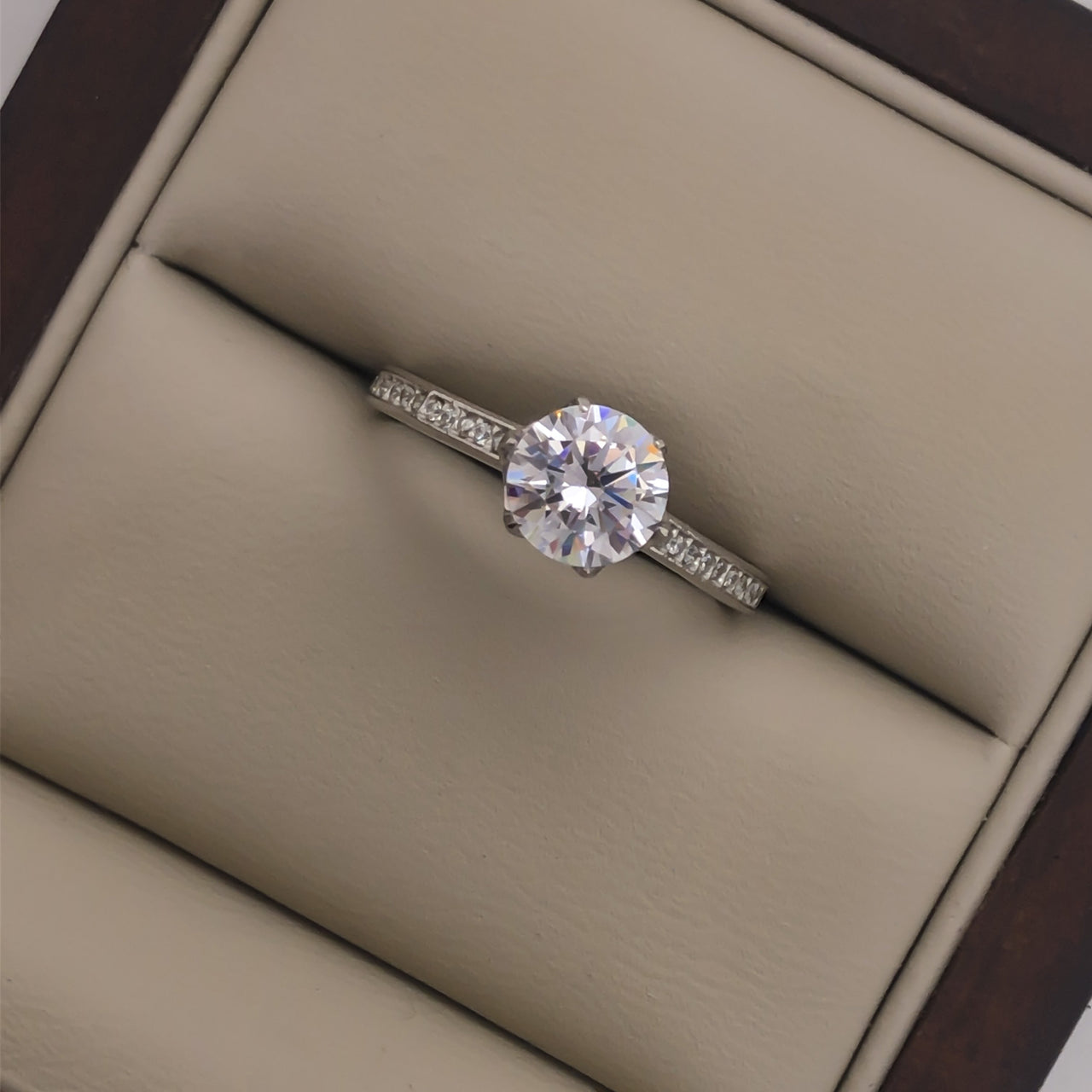 Anillo Oro Blanco 14k, Pavé Zirconia Central 6.5 mm - Infiniti Joyas