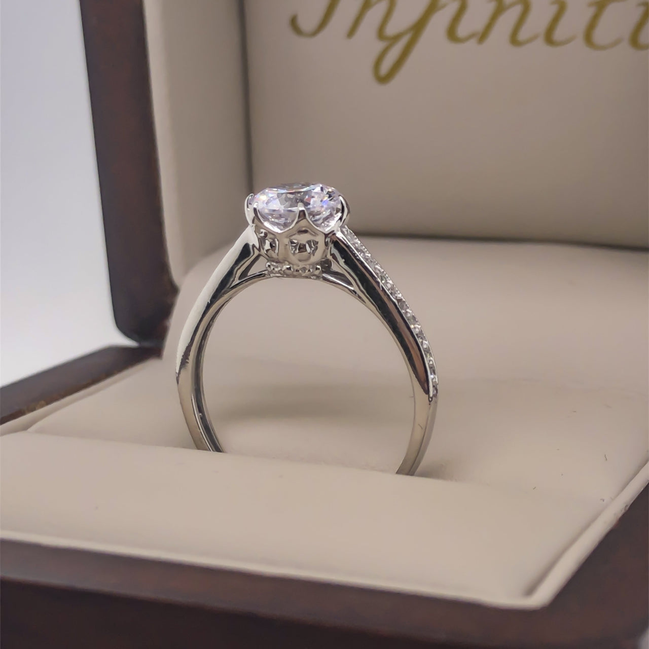 Anillo Oro Blanco 14k, Pavé Zirconia Central 6.5 mm - Infiniti Joyas