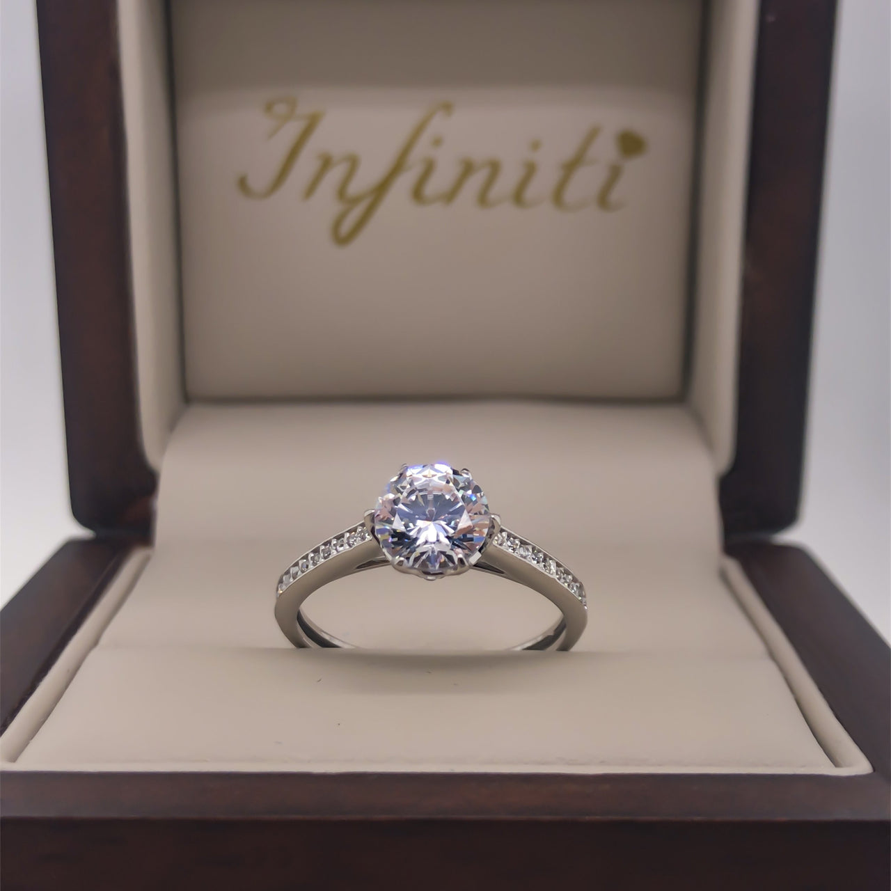 Anillo Oro Blanco 14k, Pavé Zirconia Central 6.5 mm - Infiniti Joyas
