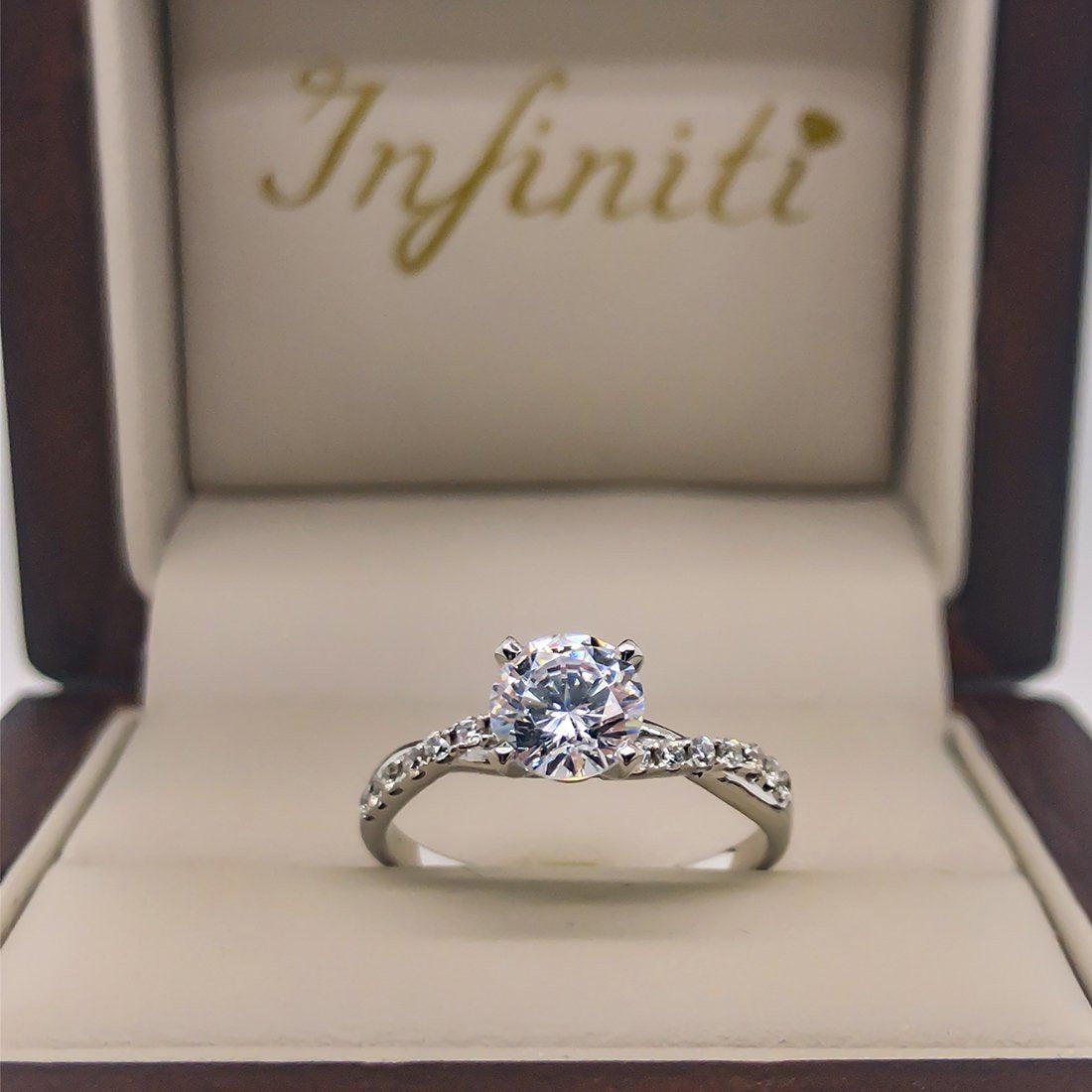 Anillo Oro Blanco 10k, Estilo Trenzado Zirconia Central 6 mm - Infiniti Joyas