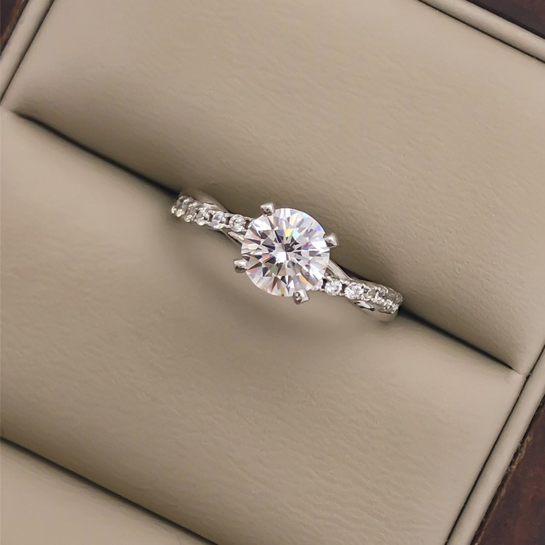 Anillo Oro Blanco 10k, Estilo Trenzado Zirconia Central 6 mm - Infiniti Joyas