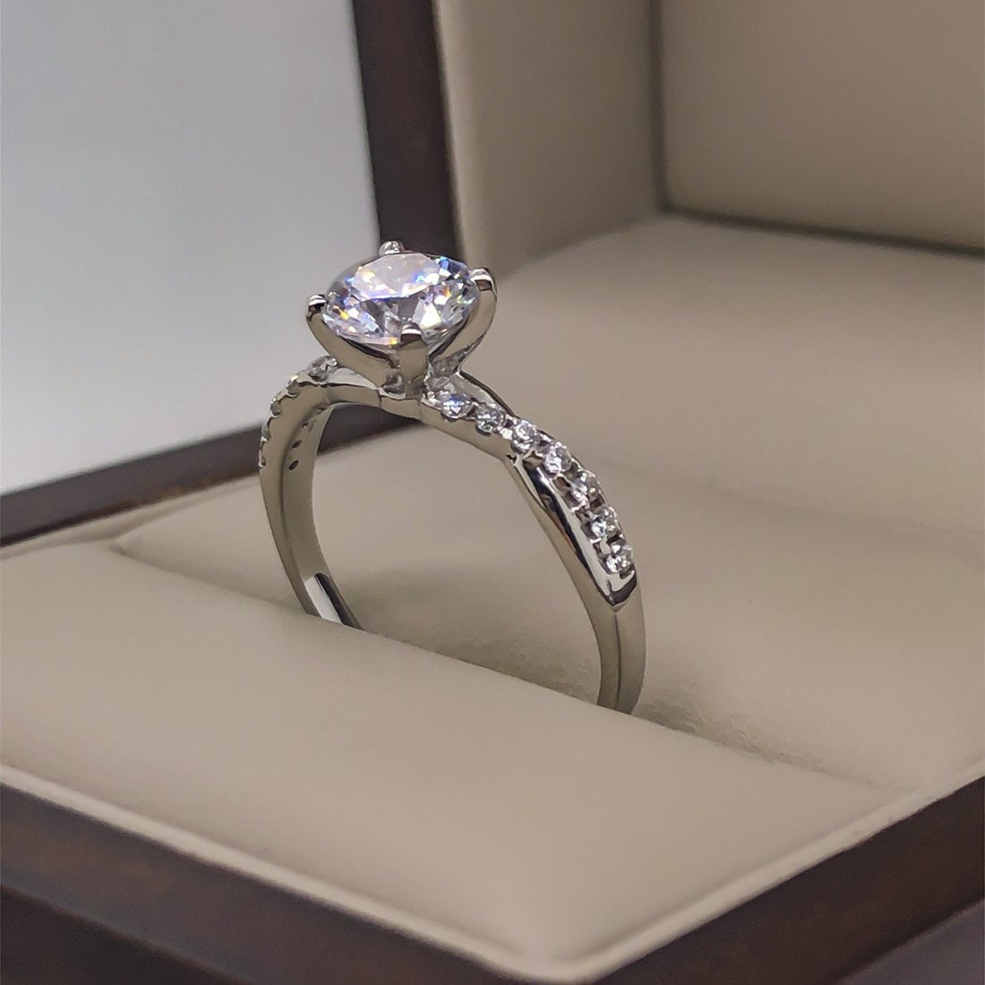 Anillo Oro Blanco 10k, Estilo Trenzado Zirconia Central 6 mm - Infiniti Joyas