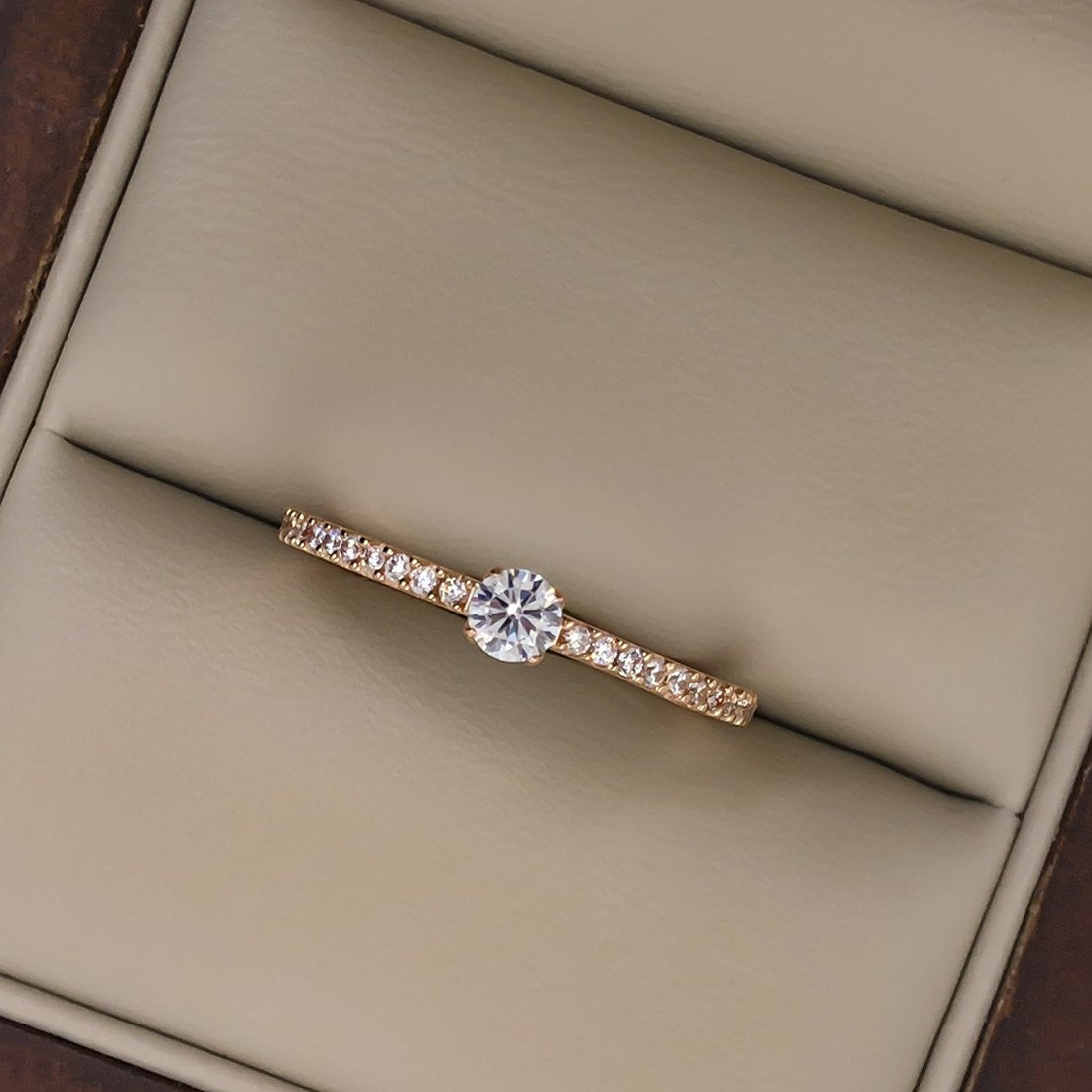 Anillo Oro Rosa 14k, Estilo Pavé Zirconia 3.5 mm - Infiniti Joyas