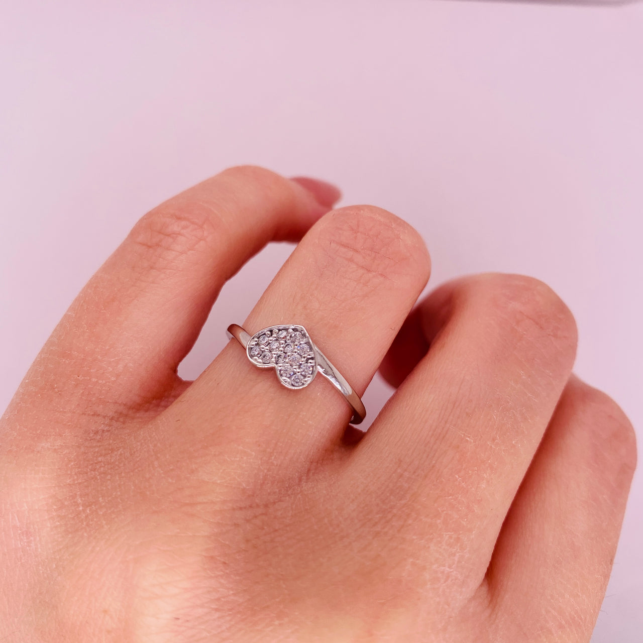 Anillo Oro Blanco 10k, Corazón con Zirconias .5mm por Dentro, Oro Blanco 10k