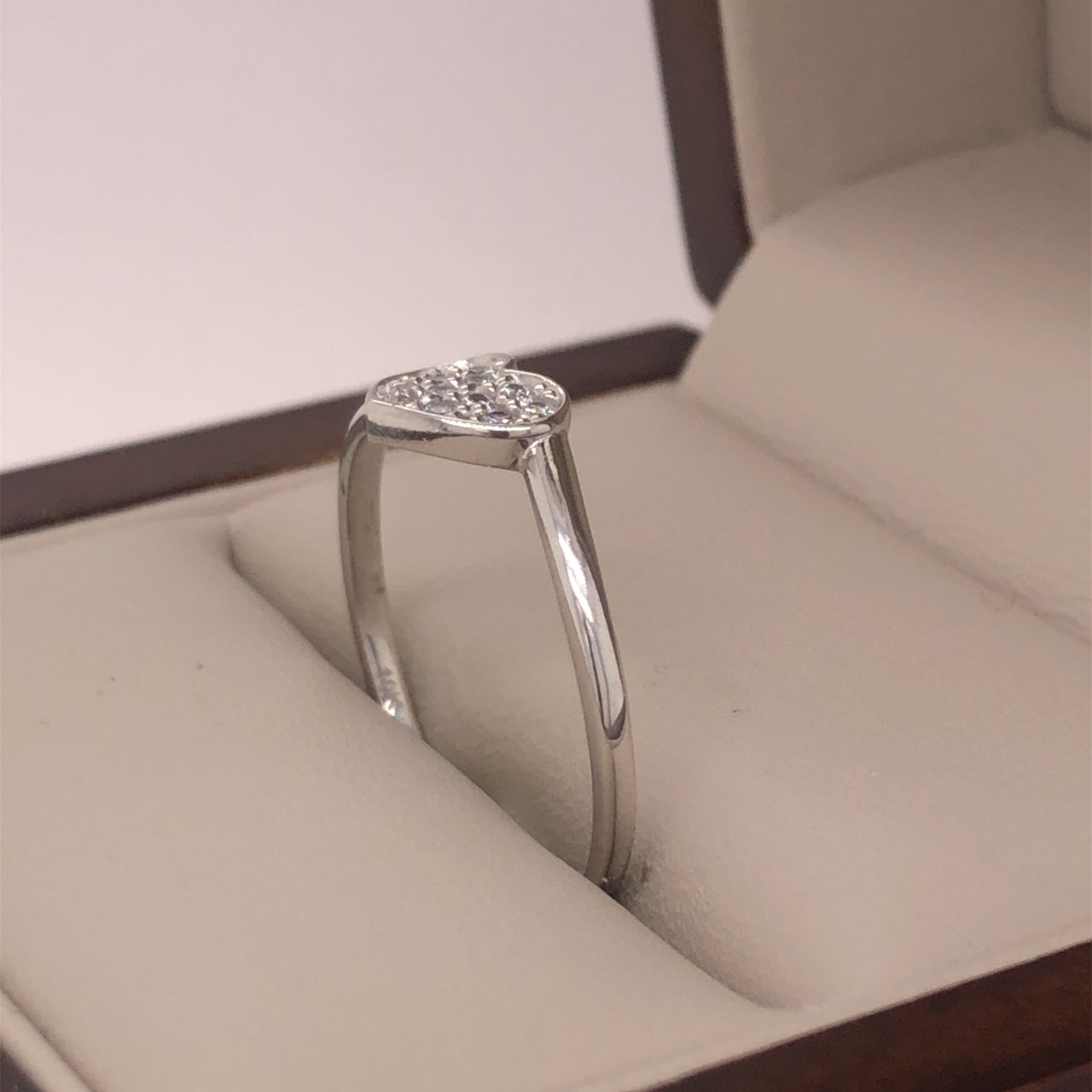 Anillo Oro Blanco 10k, Corazón con Zirconias .5mm por Dentro, Oro Blanco 10k