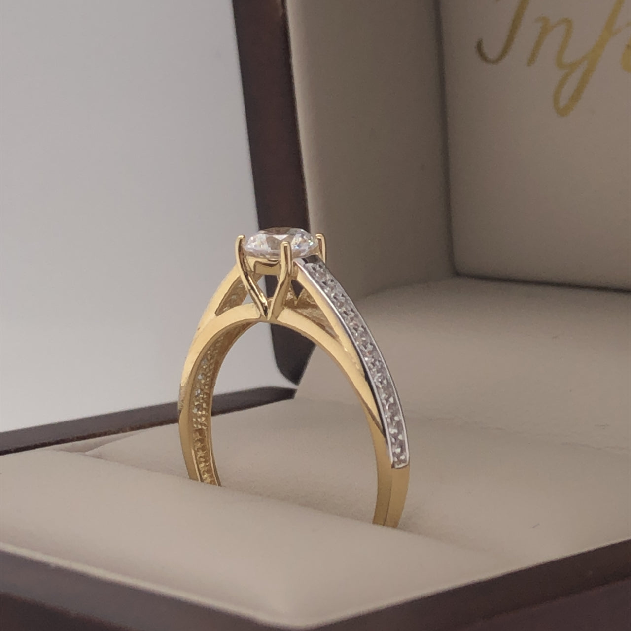 Anillo Oro 14k, Pavé Zirconia Central de 5 mm