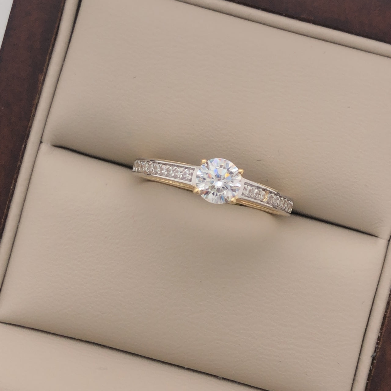 Anillo Oro 14k, Pavé Zirconia Central de 5 mm