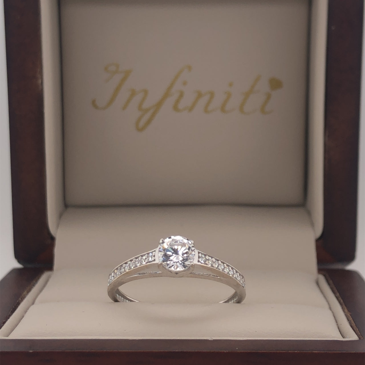 Anillo Oro Blanco 14k, Pavé Zirconia Central de 5 mm