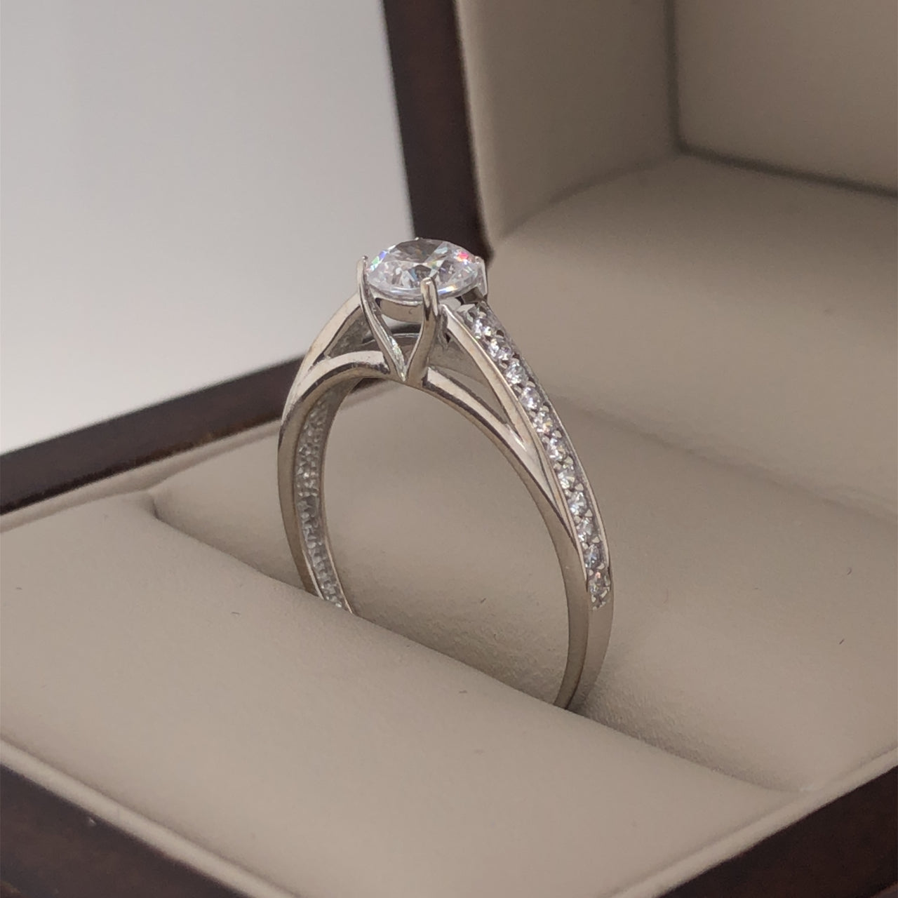 Anillo Oro Blanco 14k, Pavé Zirconia Central de 5 mm