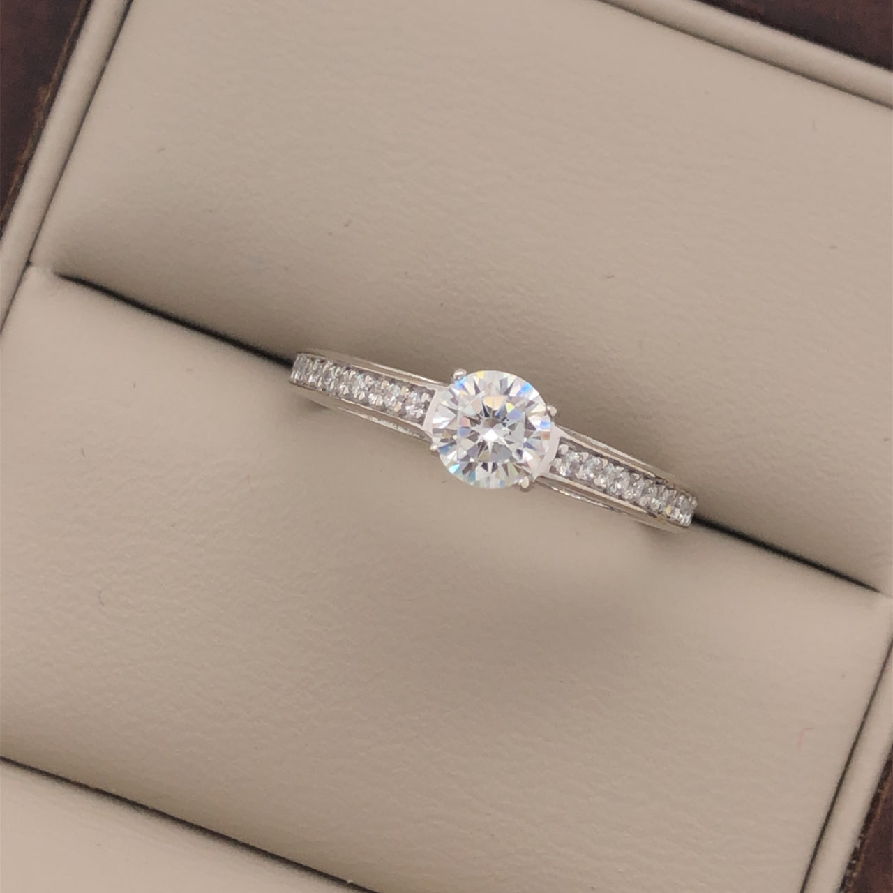 Anillo Oro Blanco 14k, Pavé Zirconia Central de 5 mm