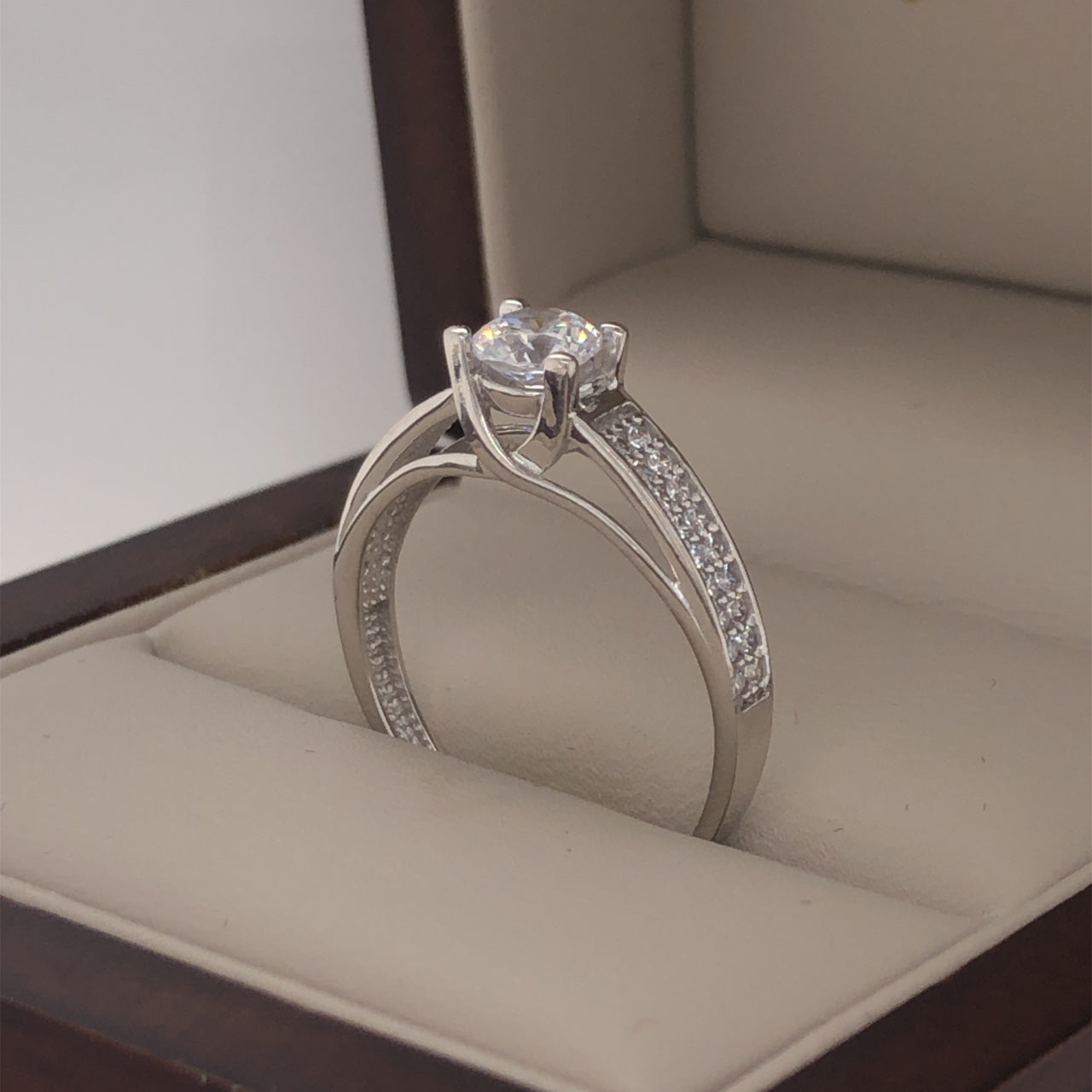 Anillo Oro Blanco 14k, Doble Pavé Zirconia Central 5 mm