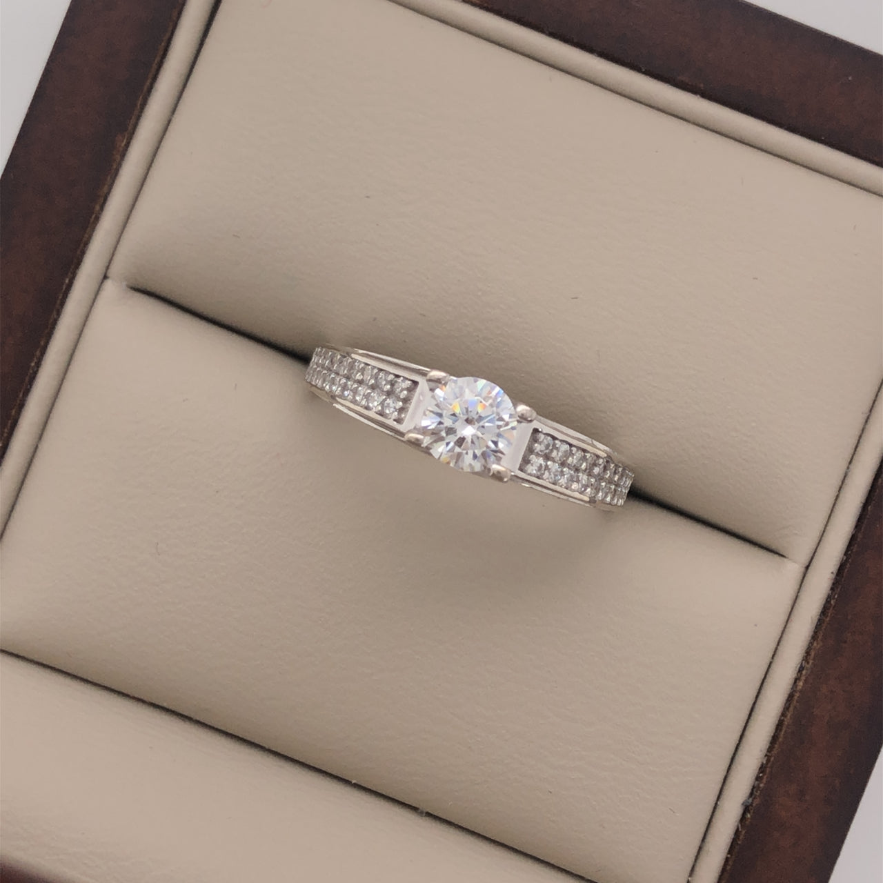 Anillo Oro Blanco 14k, Doble Pavé Zirconia Central 5 mm