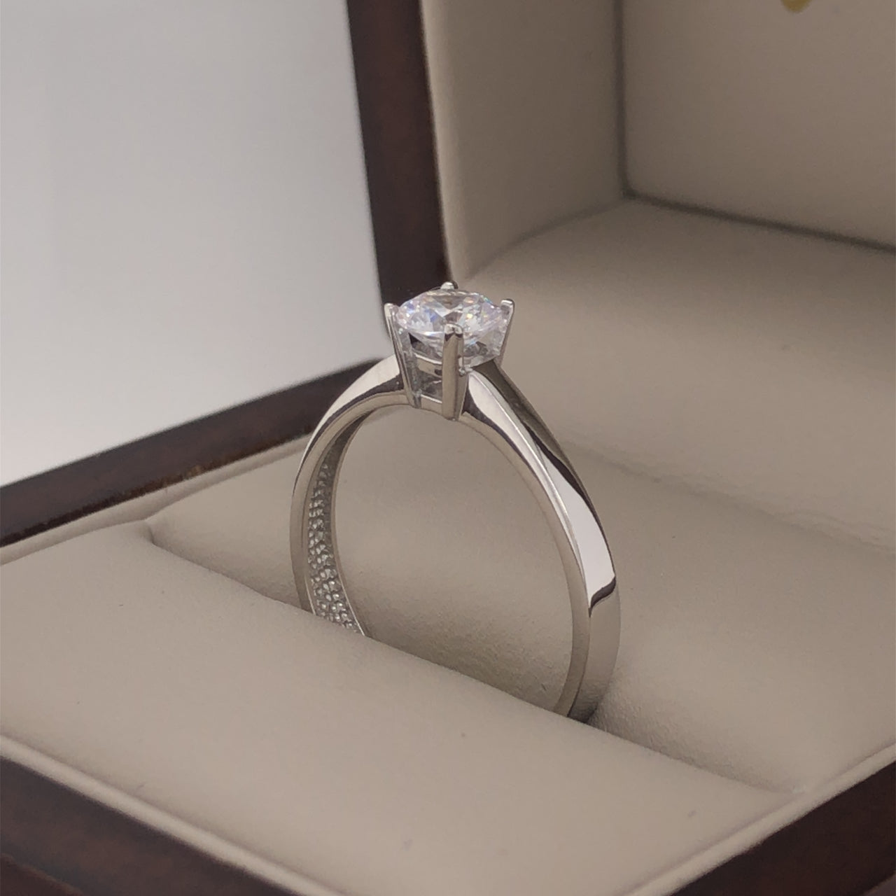 Anillo Oro Blanco 14k - Solitario Zirconia Central 5 mm