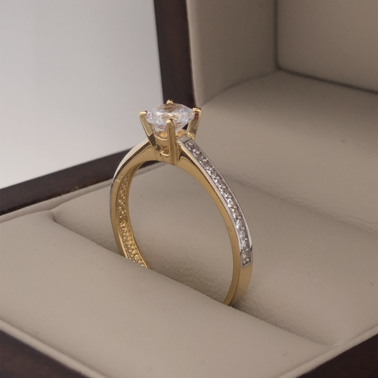 Anillo Oro 14k, Pavé Zirconia Central de 5 mm