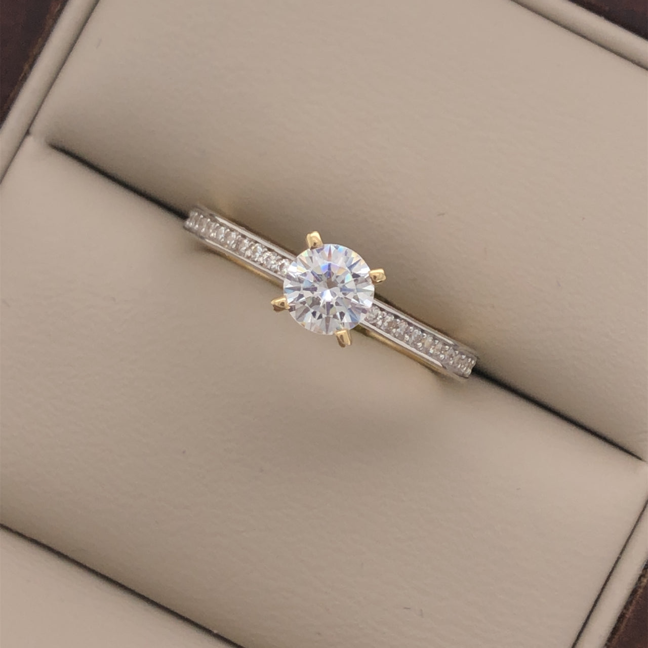 Anillo Oro 14k, Pavé Zirconia Central de 5 mm