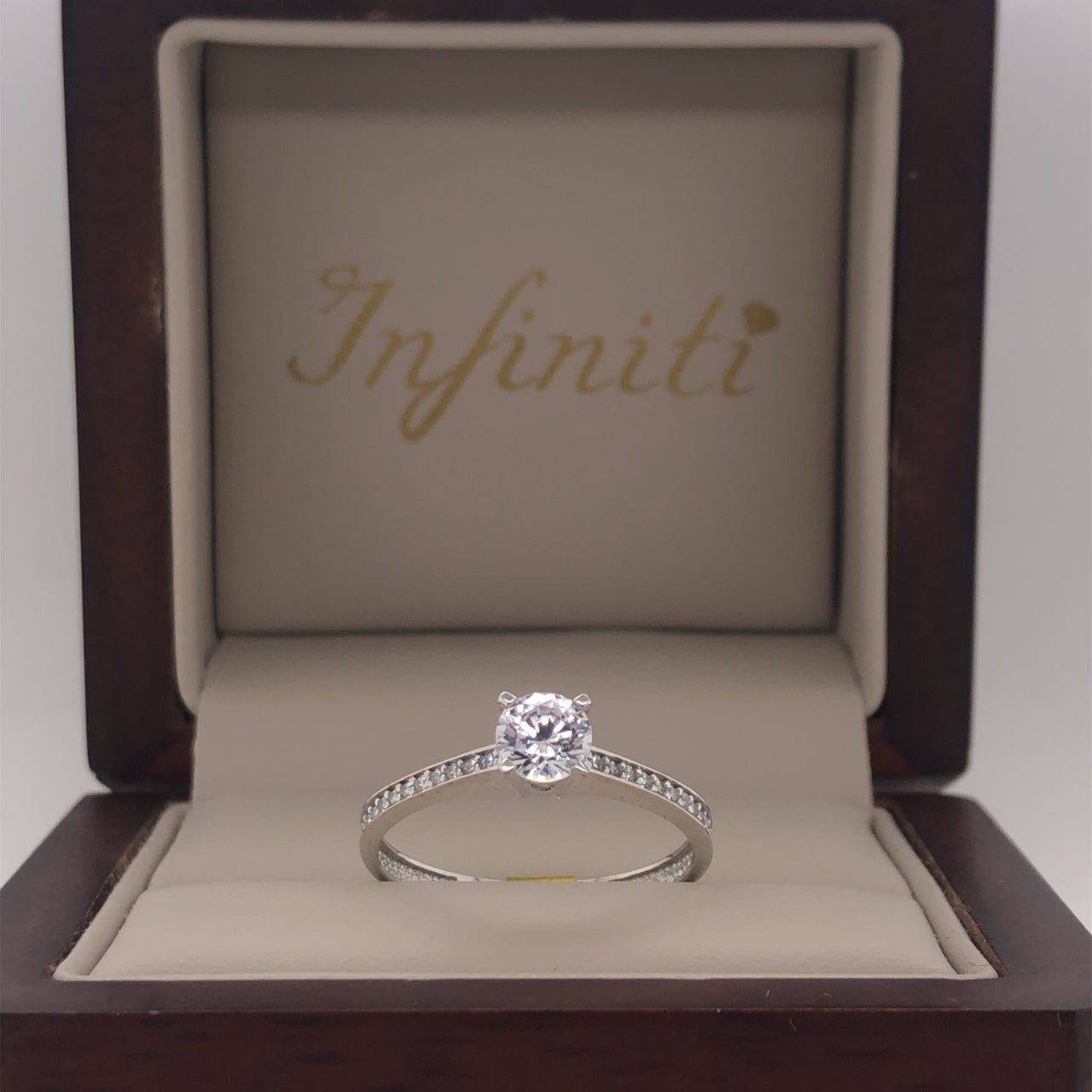 Anillo Oro Blanco 14k, Pavé Zirconia Central de 5 mm