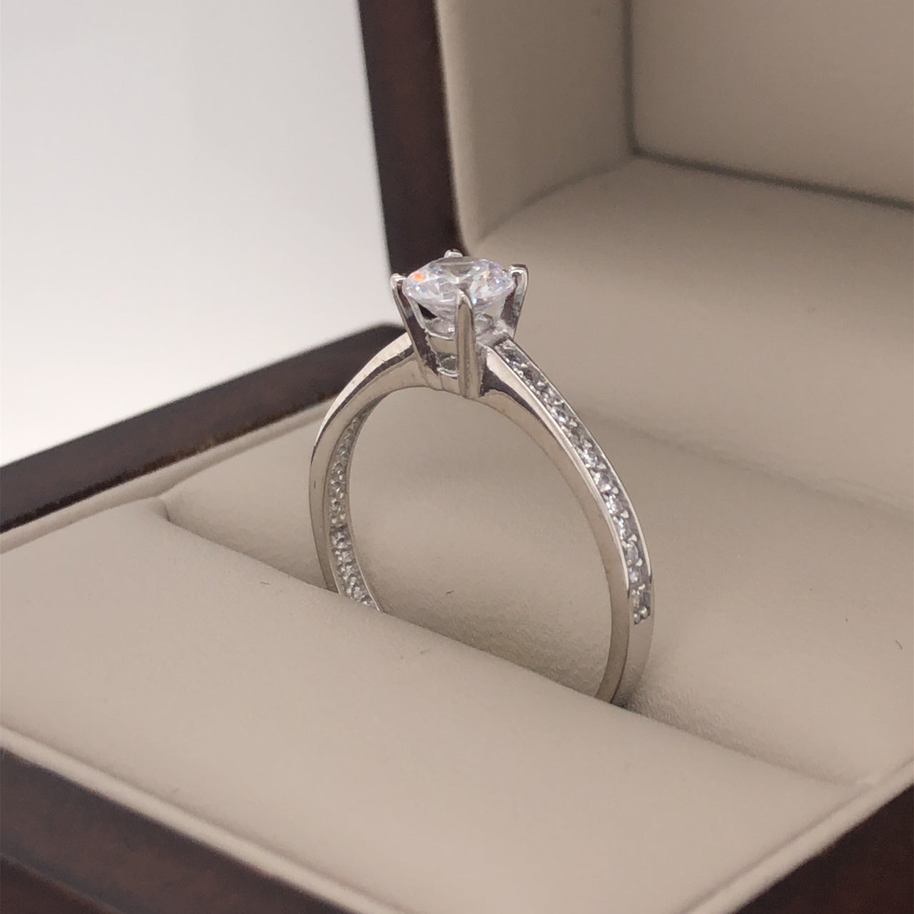 Anillo Oro Blanco 14k, Pavé Zirconia Central de 5 mm