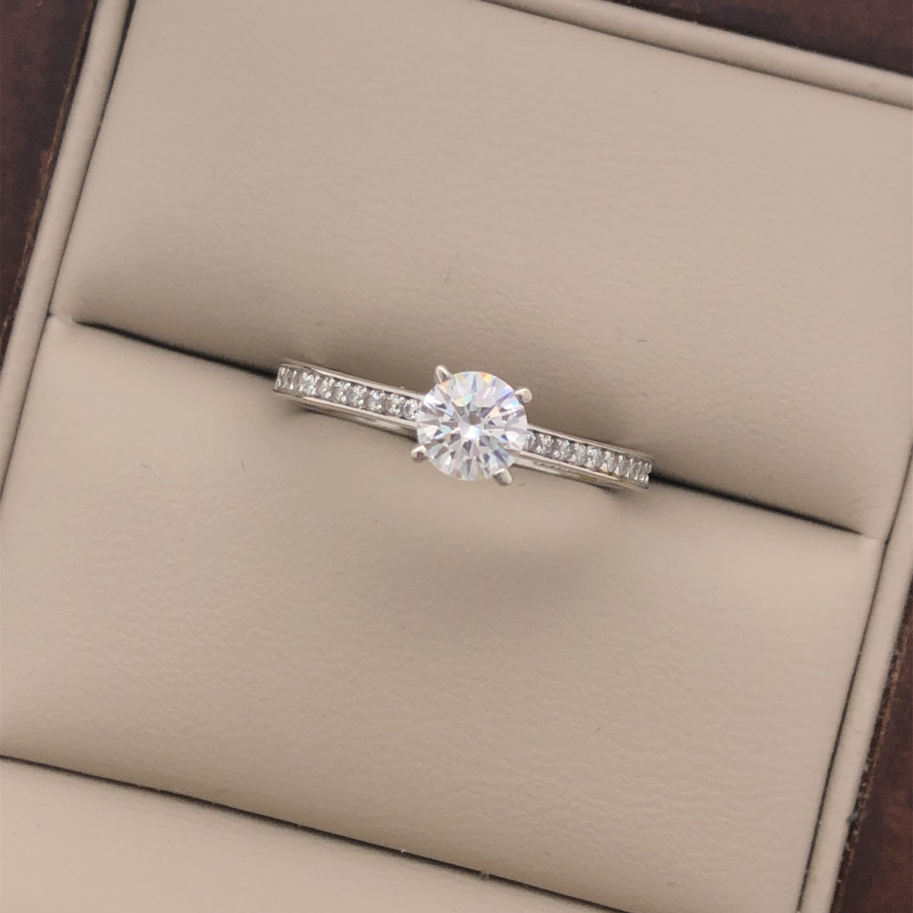 Anillo Oro Blanco 14k, Pavé Zirconia Central de 5 mm