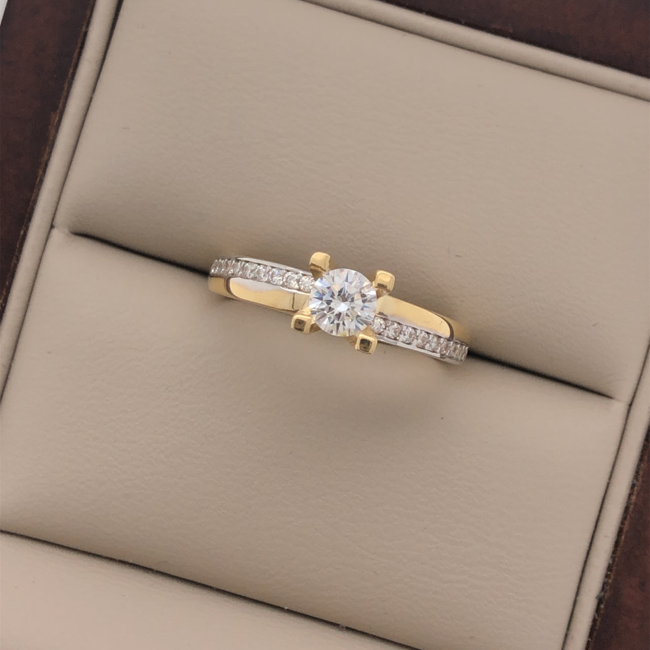 Anillo Oro 14k - Pavé Zirconia Central 4.5 mm