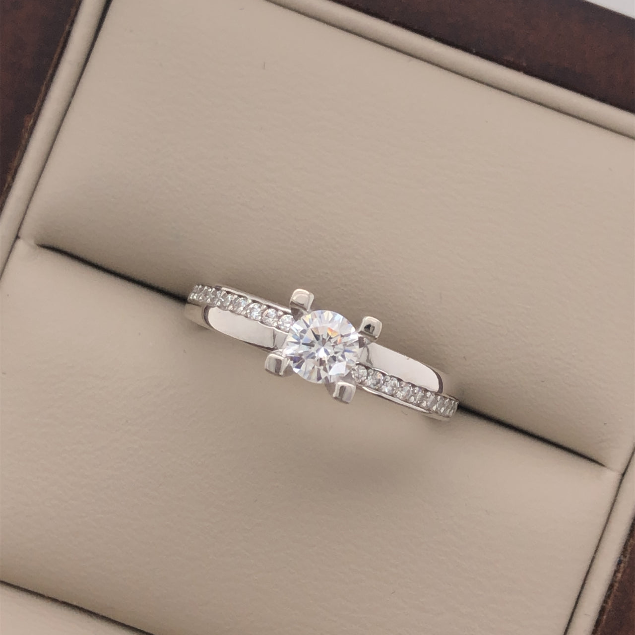 Anillo Oro Blanco 14k - Pavé Zirconia Central 4.5 mm